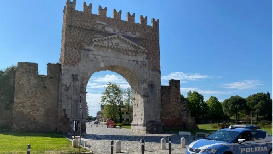Polizia di Stato davanti all’arco d’Augusto