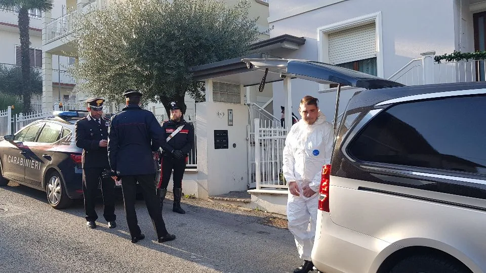 i carabinieri di fronte alla villetta di via Chieti
