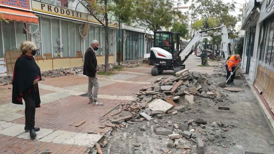 sindaco e vicesindaco in viale Dante