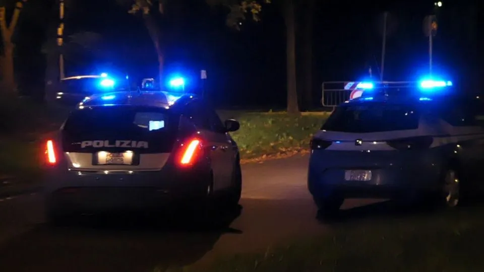 due Volanti della polizia