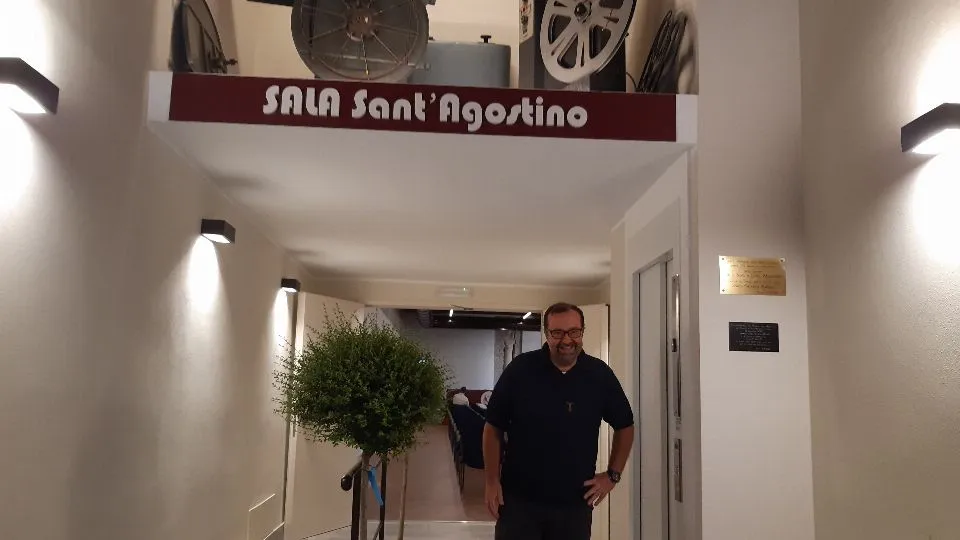 Don Vittorio Metalli all’ingresso della sala conferenze
