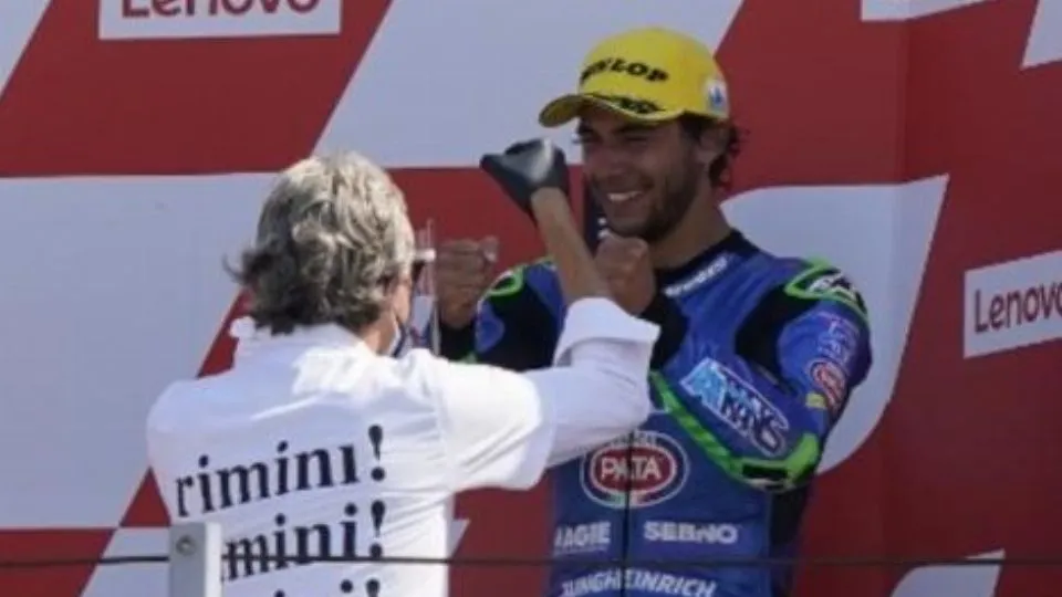 Andrea Gnassi fotografa Enea Bastianini sul podio del MWC