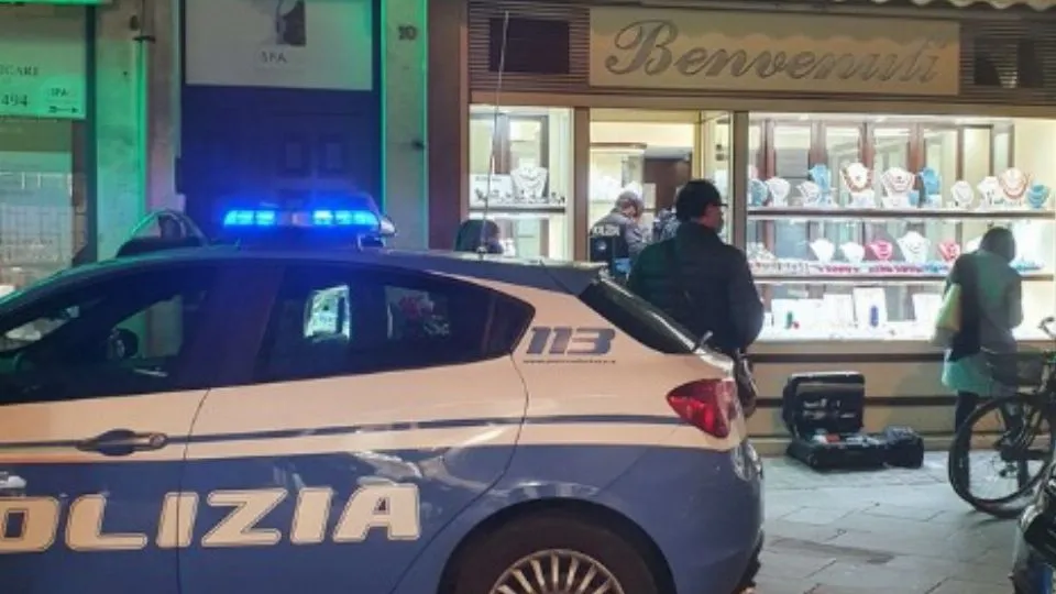 una delle gioiellerie rapinate