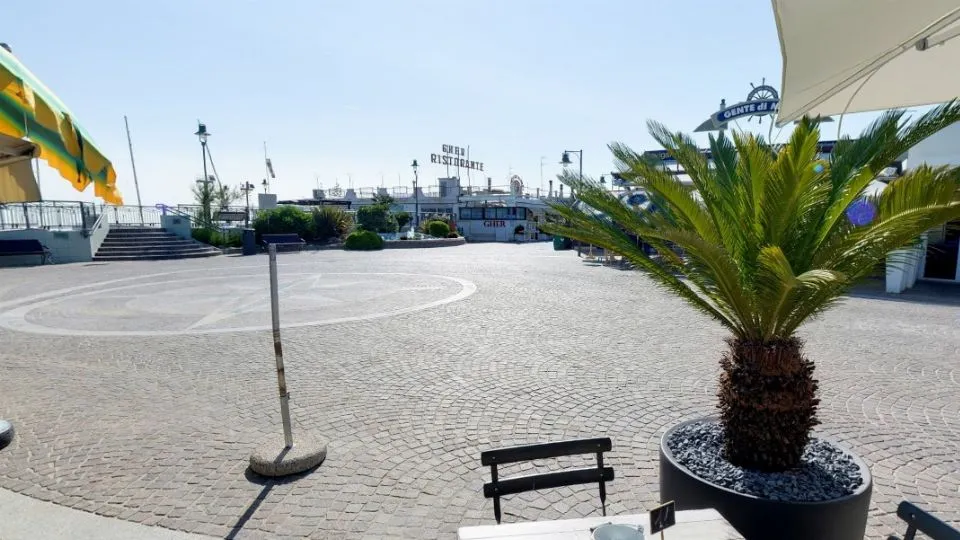 la piazza del porto