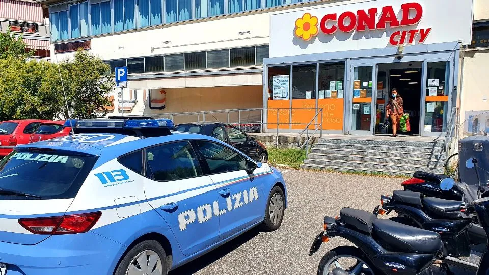 La Volante della polizia di fronte al Conad City @foto Migliorini