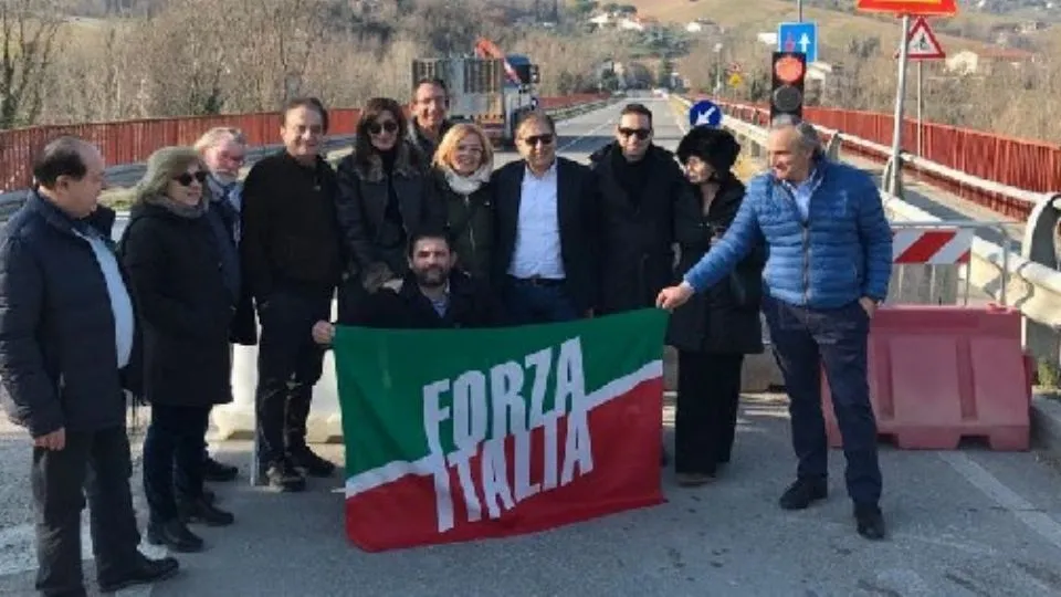 foto di gruppo davanti al ponte 
