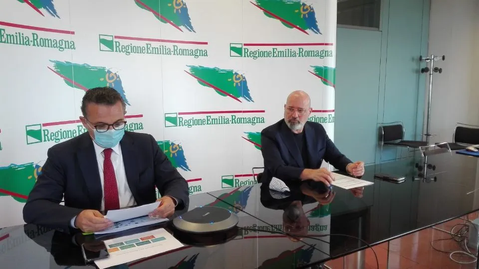 l’assessore Donini e il presidente Bonaccini in conferenza stampa
