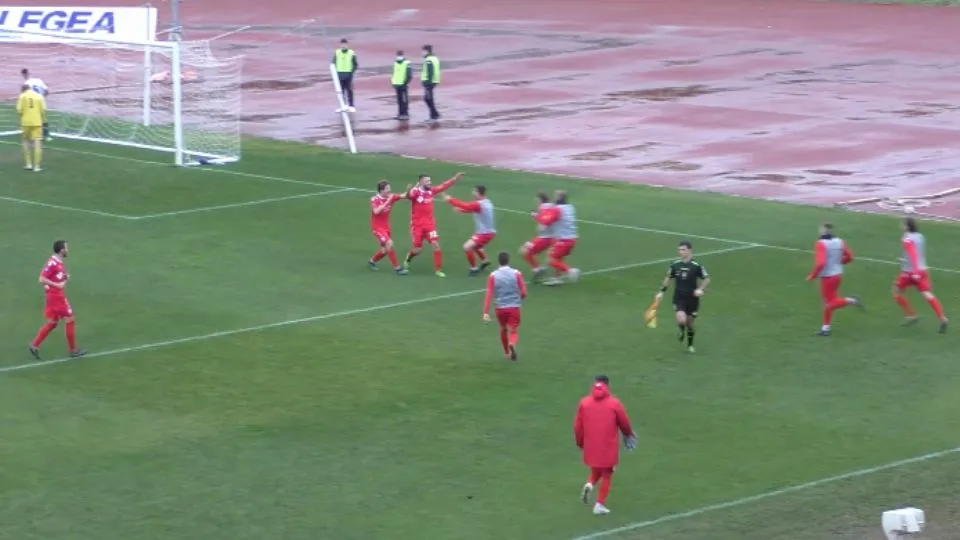 Vuthaj abbracciato dai compagni dopo il gol del 2-1
