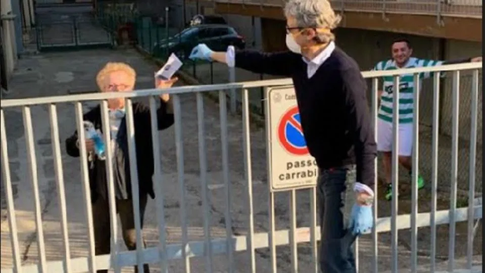 il sindaco consegna una mascherina
