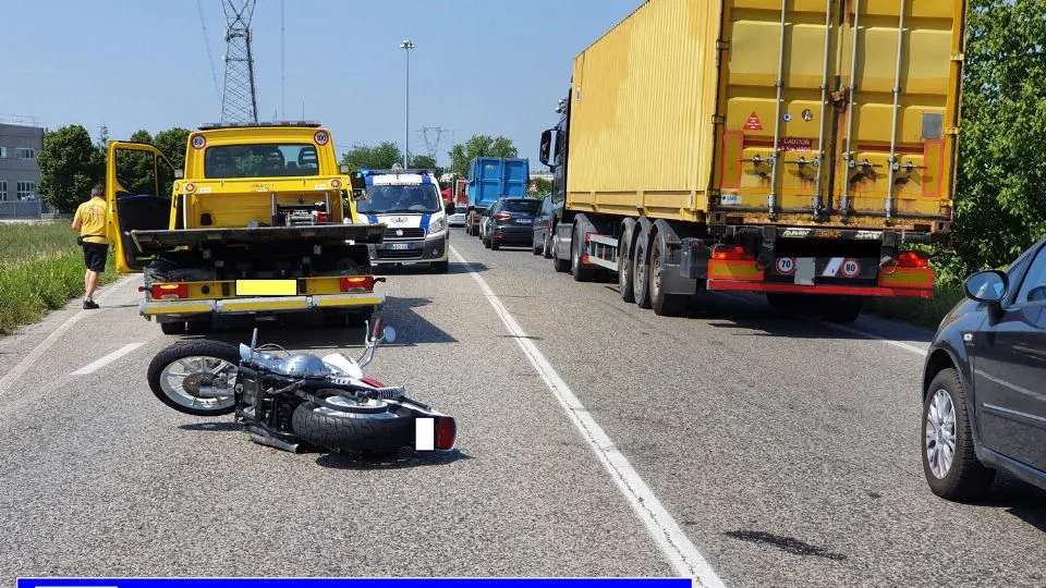 la moto a terra dopo l’incidente 
