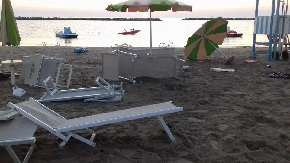 lo stabilimento di Igea Marina devastato
