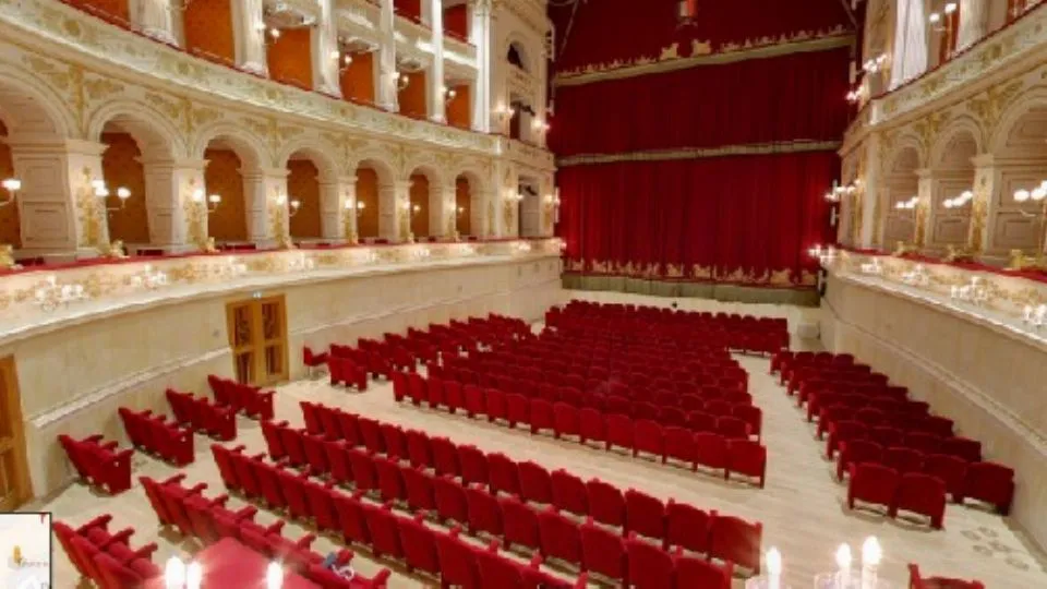 il teatro Galli vuoto