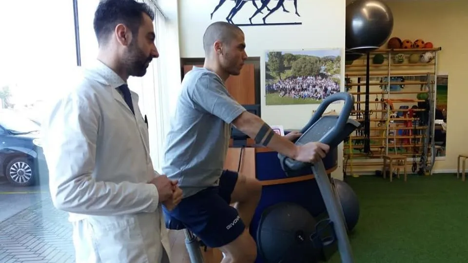 Francesco Agnello assieme al fisiatra Giuseppe Gasparre (foto Facebook Rimini FC)