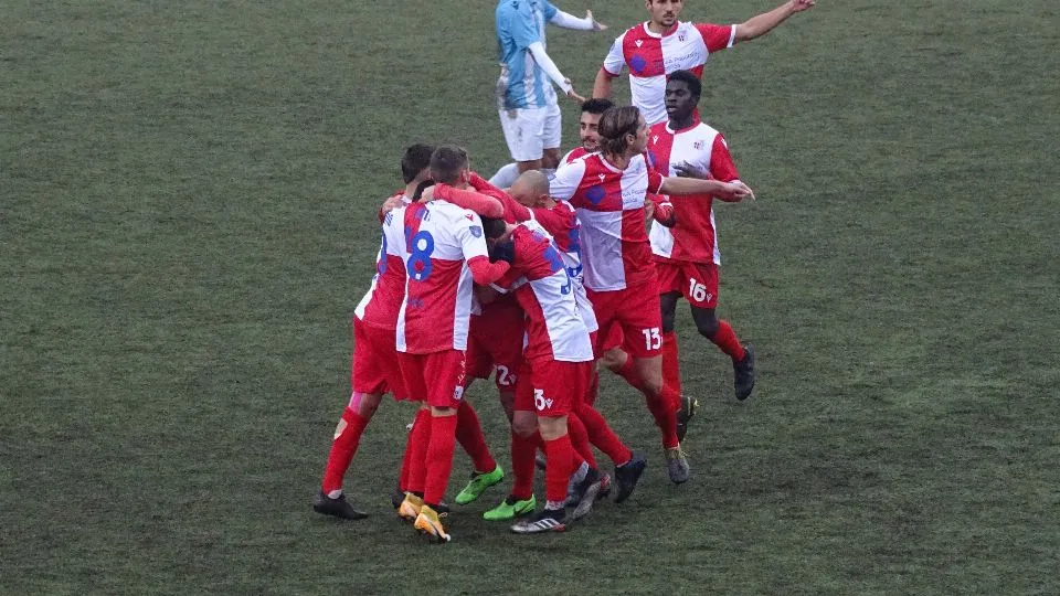 Vuthaj festeggiato dai compagni dopo il gol dell’1-0