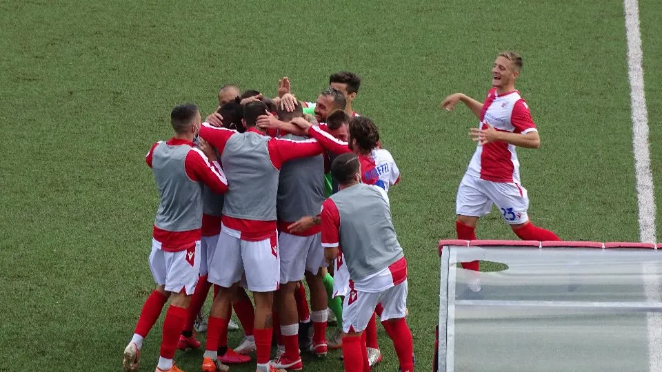 Pecci festeggiato dai compagni dopo l’1-0
