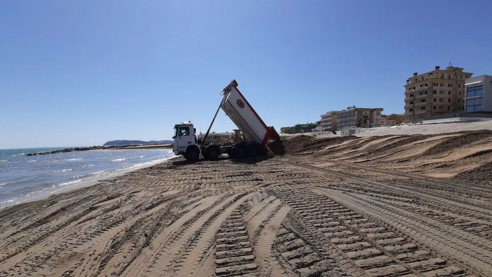 lavori sull’arenile di Riccione