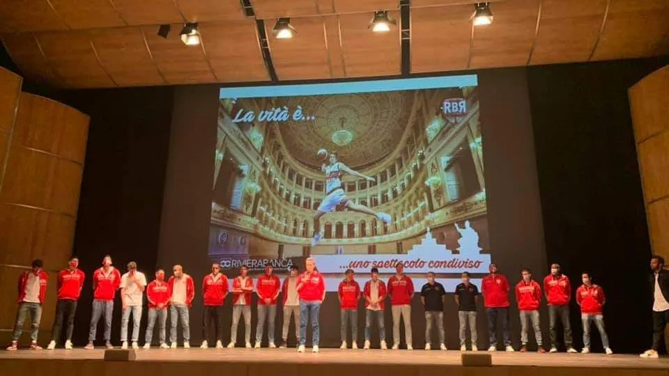 I giocatori biancorossi sul palco del Teatro Galli
