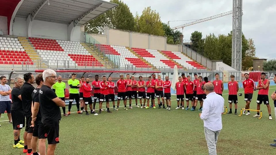 Alfredo Rota parla alla squadra, foto Rimini FC