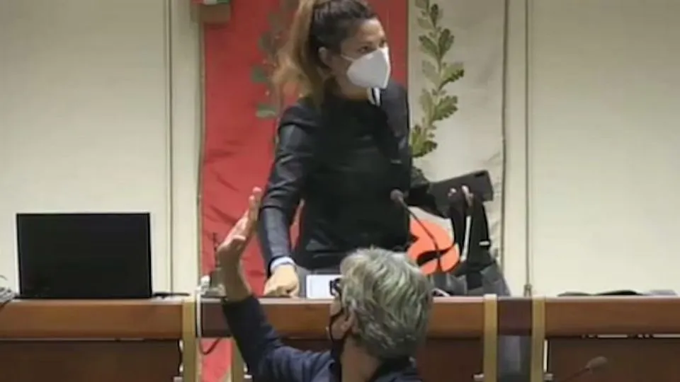 Sara Donati durante un consiglio comunale