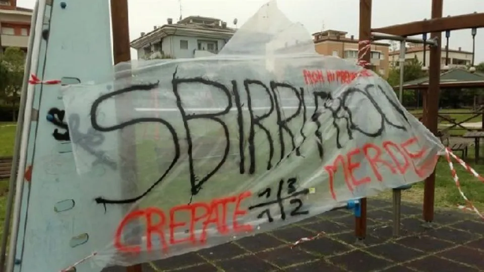 lo striscione rimosso