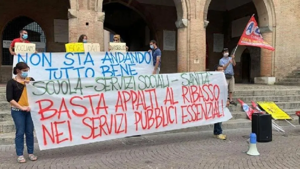 una manifestazione di ADL Cobas