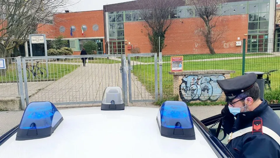 i carabinieri davanti alla scuola. Adriapress
