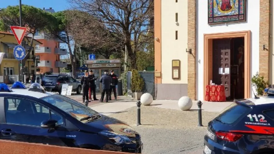 i Carabinieri sul posto (Adriapress)