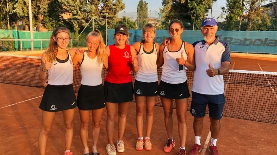 La squadra del Tc Viserba con il maestro Luca Gasparini