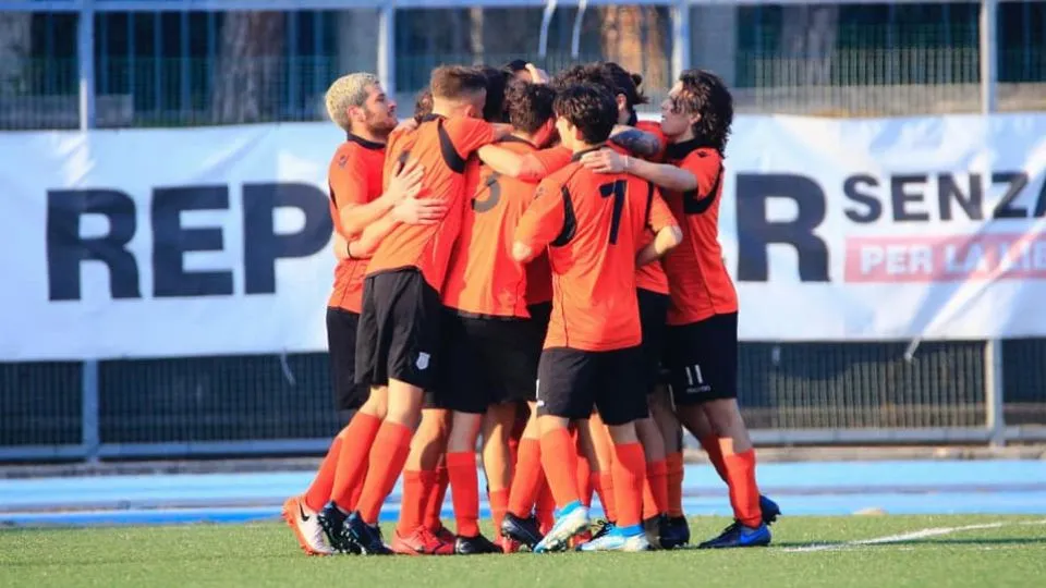 Emilio Benito Docente abbracciato dai compagni dopo un gol
