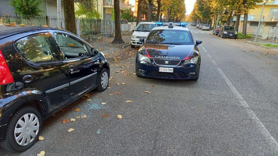 la gazzella dei carabinieri a fianco di una delle auto danneggiate