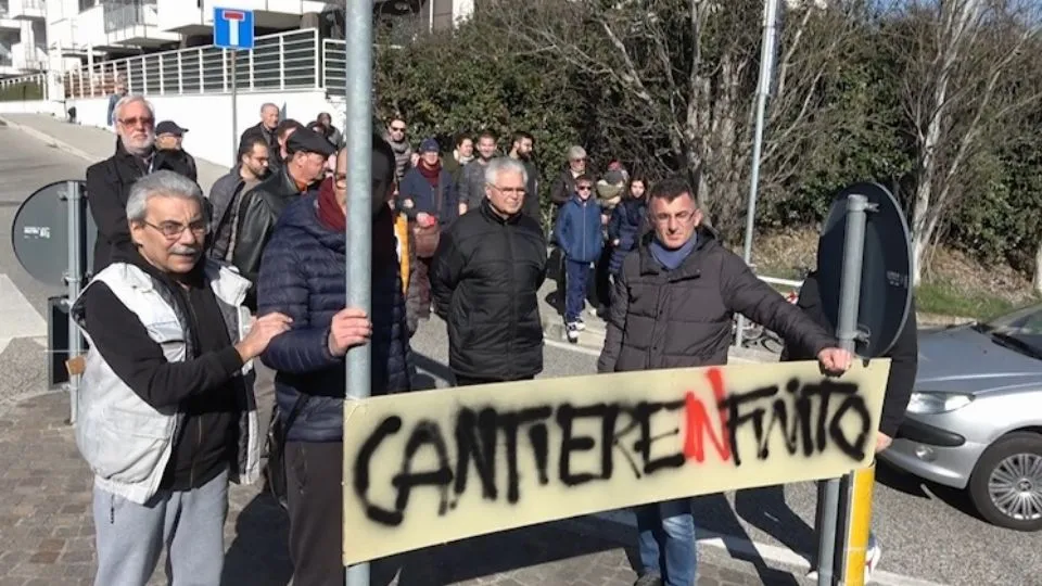 una manifestazione dei residenti di via De Andrè