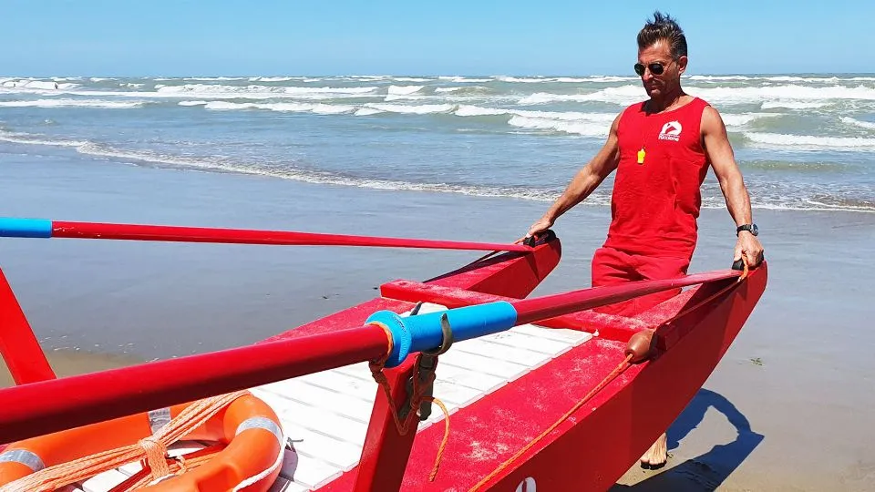 Oscar, il bagnino di salvataggio di Riccione che ha salvato dall’annegamento un ragazzino di 17 anni – foto Adriapress
