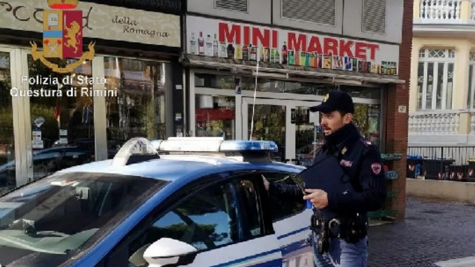 la Polizia davanti al minimarket
