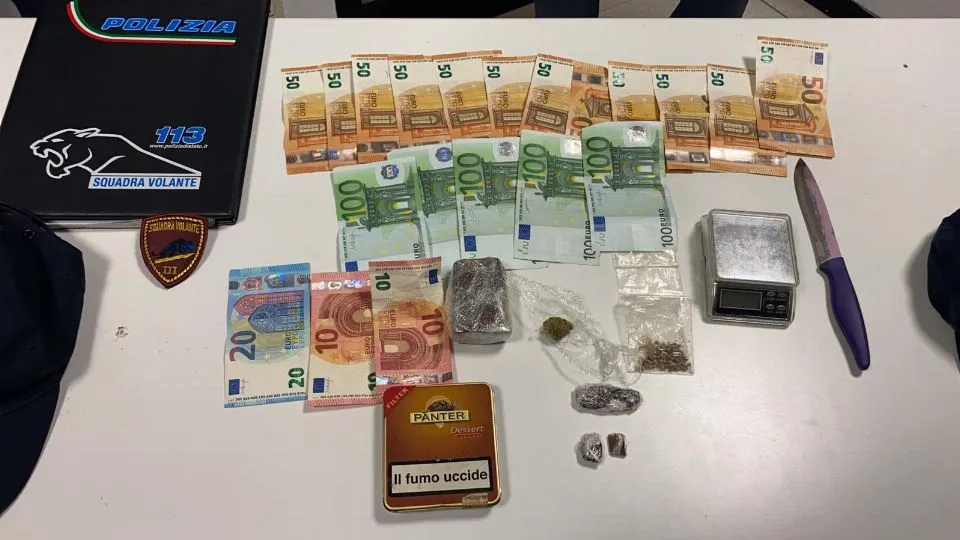 droga e denaro sequestrati
