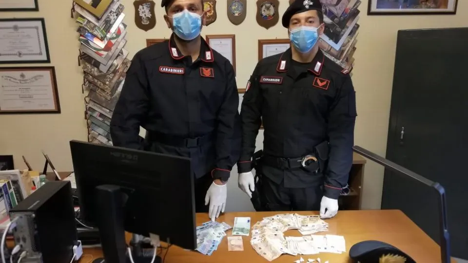 i carabinieri di Coriano con la droga e il denaro sequestrati