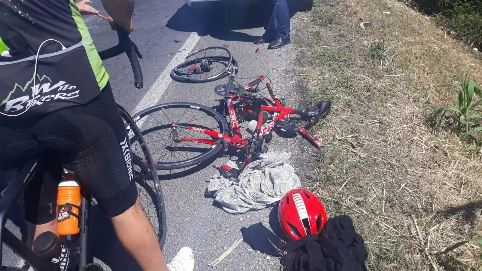 la bici da corsa spezzata a bordo strada