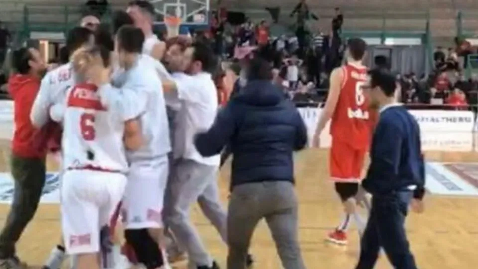 L’abbraccio finale dei biancorossi