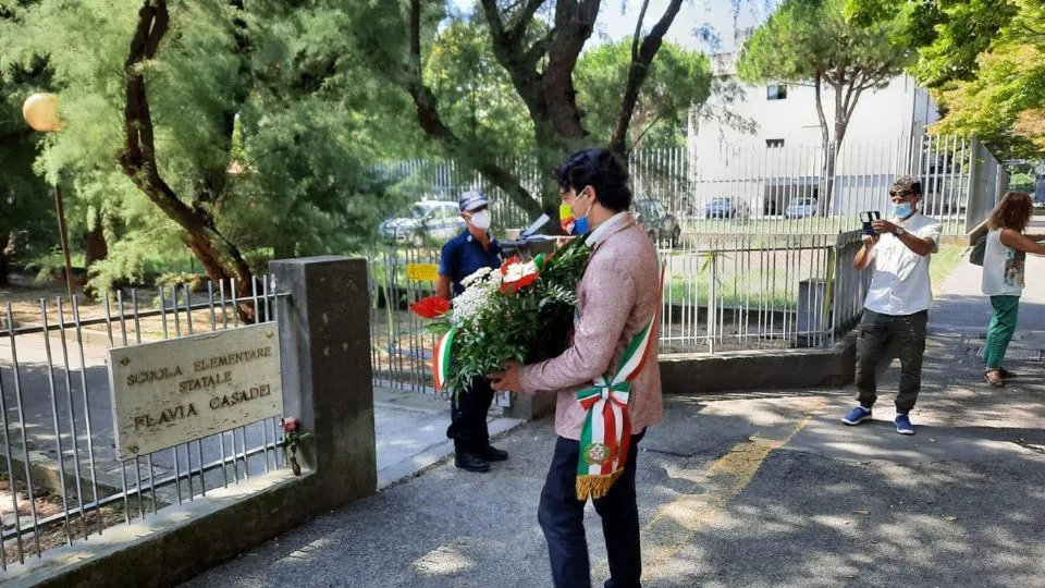 l’assessore Morolli depone la corona

