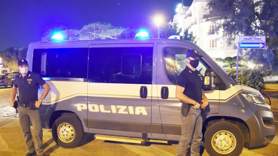 la polizia in piazzale Fellini
