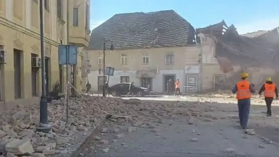 crolli e vittime nella città di Petrinja in Croazia
