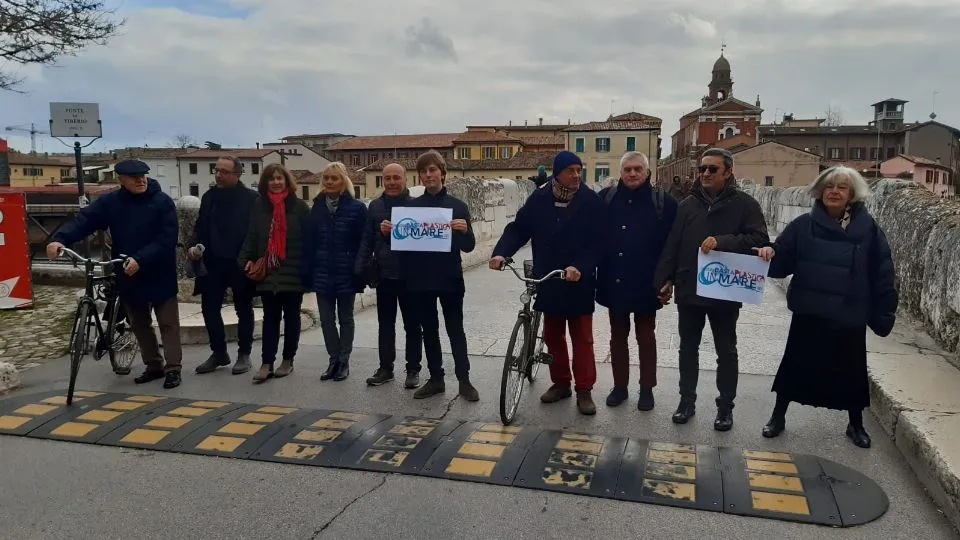gli ambientalisti sul ponte di Tiberio
