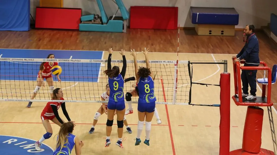 Rachele Stimac (n°9) e Ilaria Fiorucci (n°8) della Banca di San Marino a muro