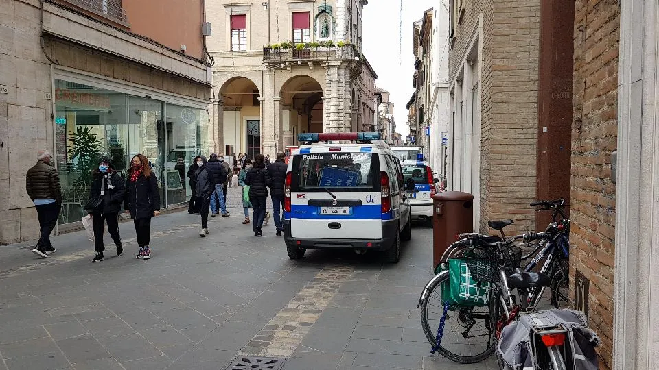 alcune persone a passeggio nel corso a Rimini