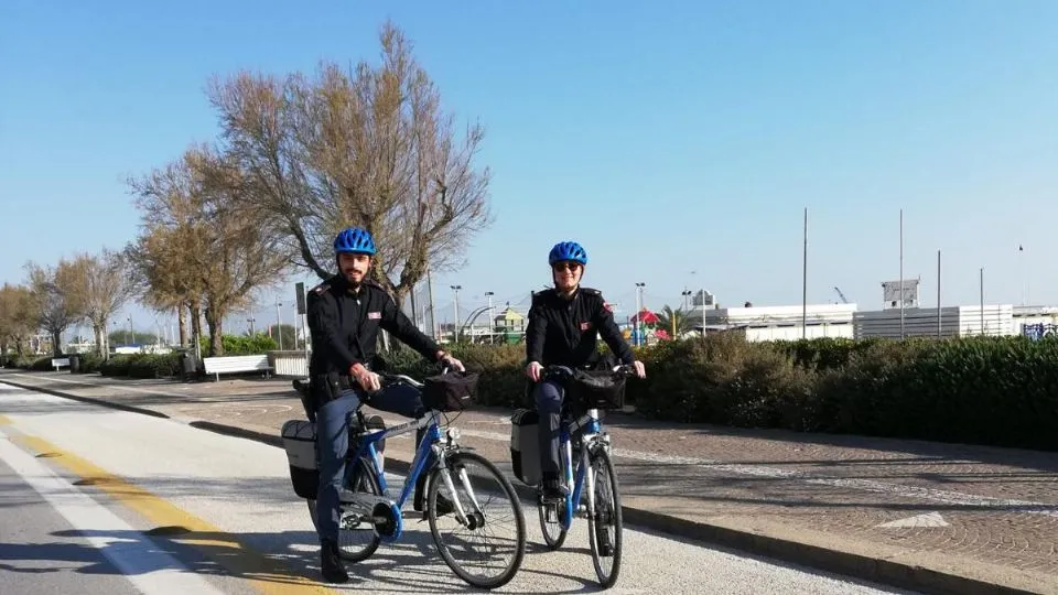 La polizia pattuglia il lungomare in bici
