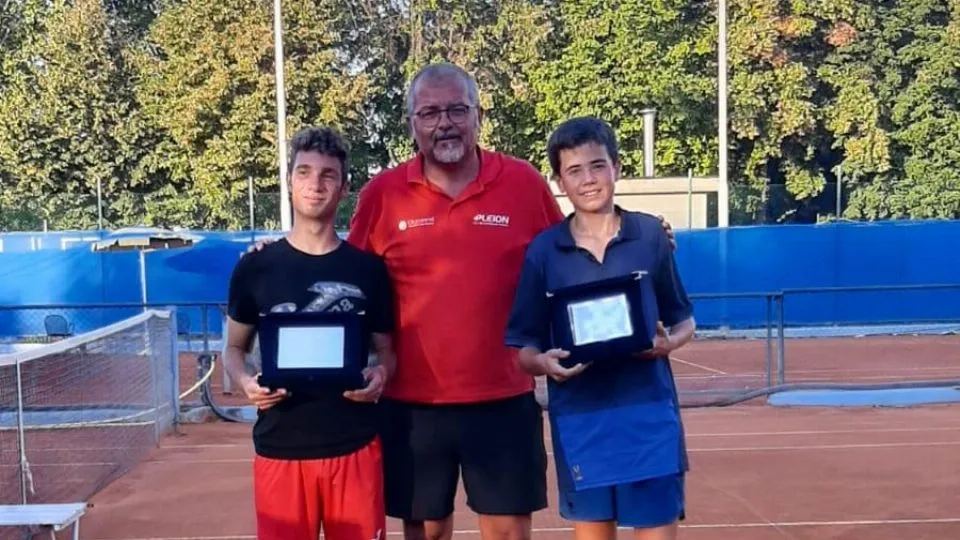 Il direttore del Ct Cicconetti, Roberto Raffaelli, premia Giacomo Baffoni e Pietro Gianfrini
