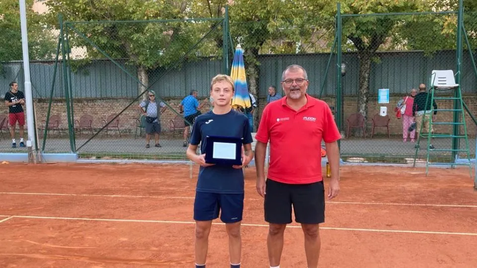 Il direttore Roberto Raffaelli premia Nicola Ravaioli