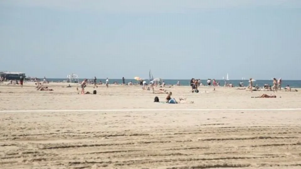 un colpo d’occhio sulla spiaggia riminese nel giorno del via alla stagione