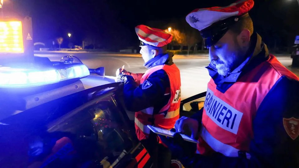 alcuni controlli dei carabinieri (repertorio)
