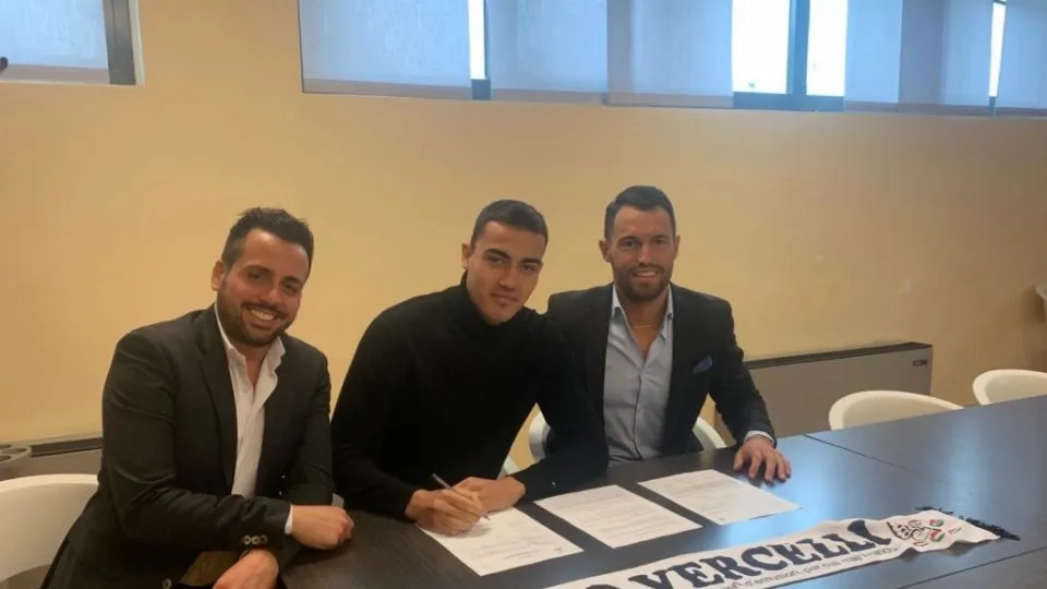 La firma di Tomi Petrovic con la Pro Vercelli (foto fcprovercelli.it)