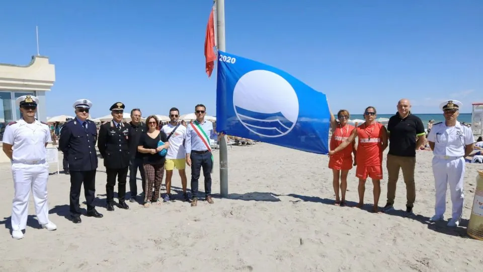 la bandiera blu issata a Misano